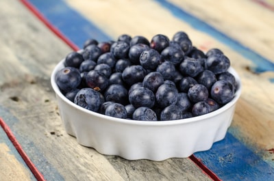 白瓷碗蓝莓